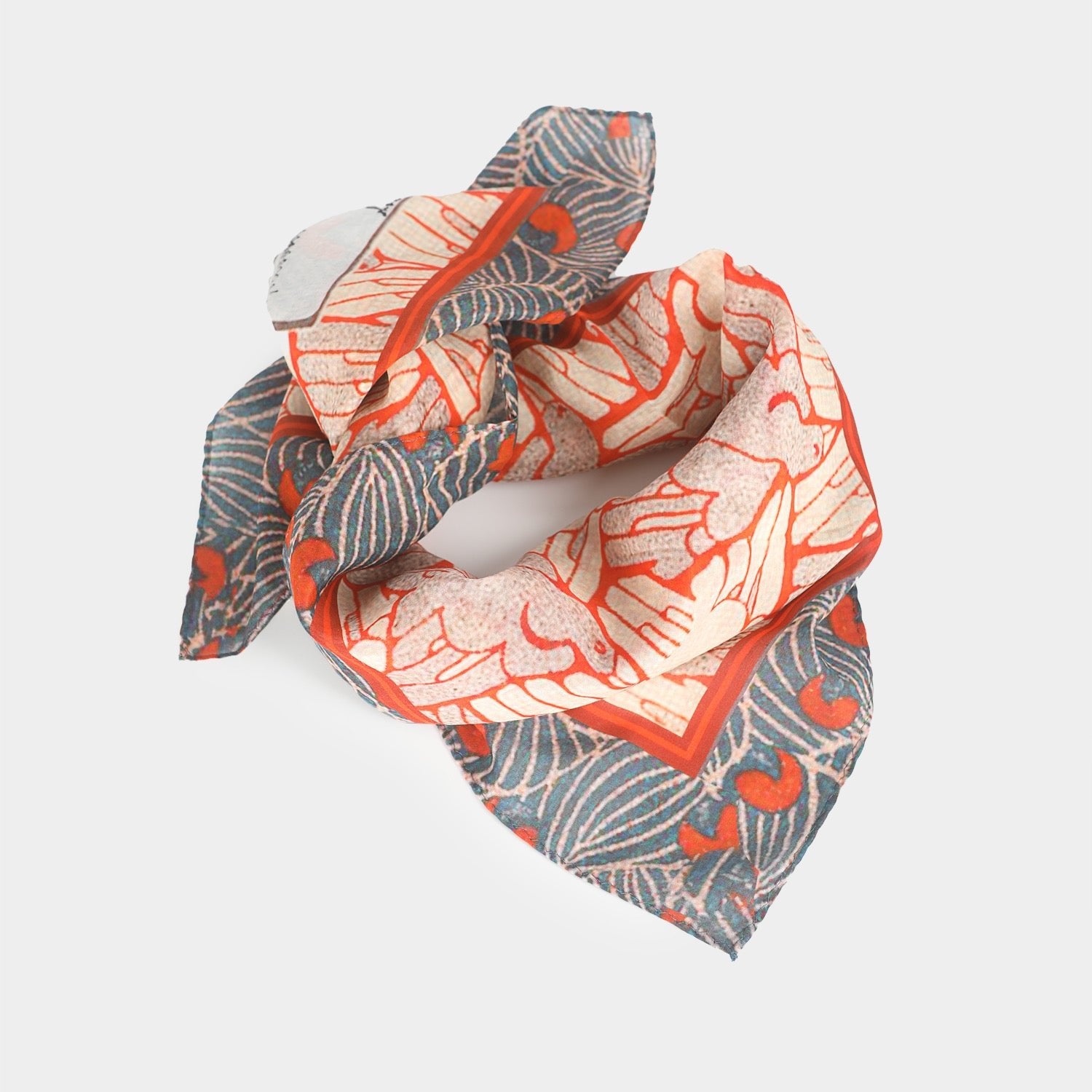 Carré en soie L'Envol des Colombes - In the frame