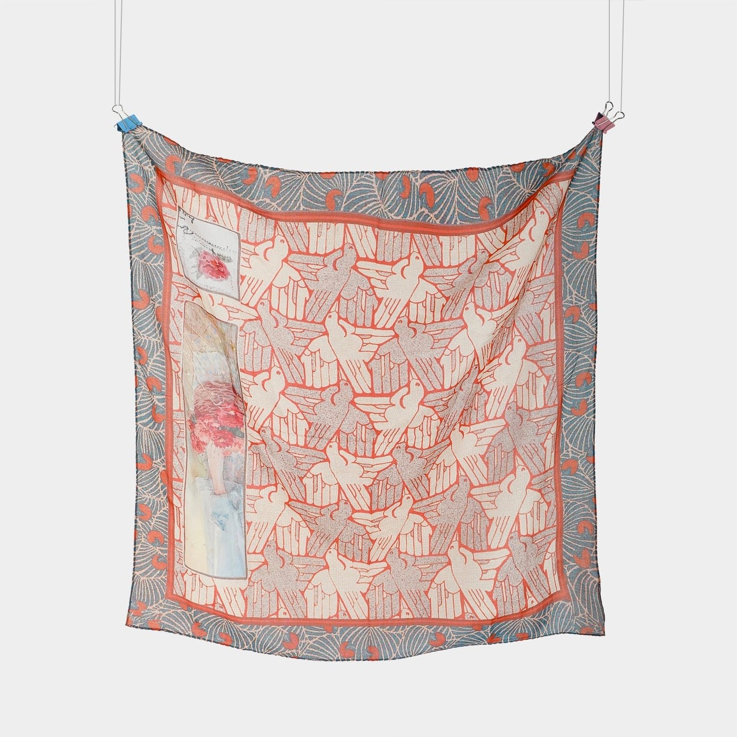 Carré en soie L'Envol des Colombes - In the frame