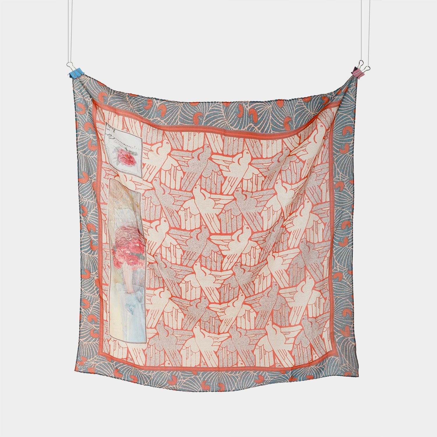 Carré en soie L'Envol des Colombes - In the frame