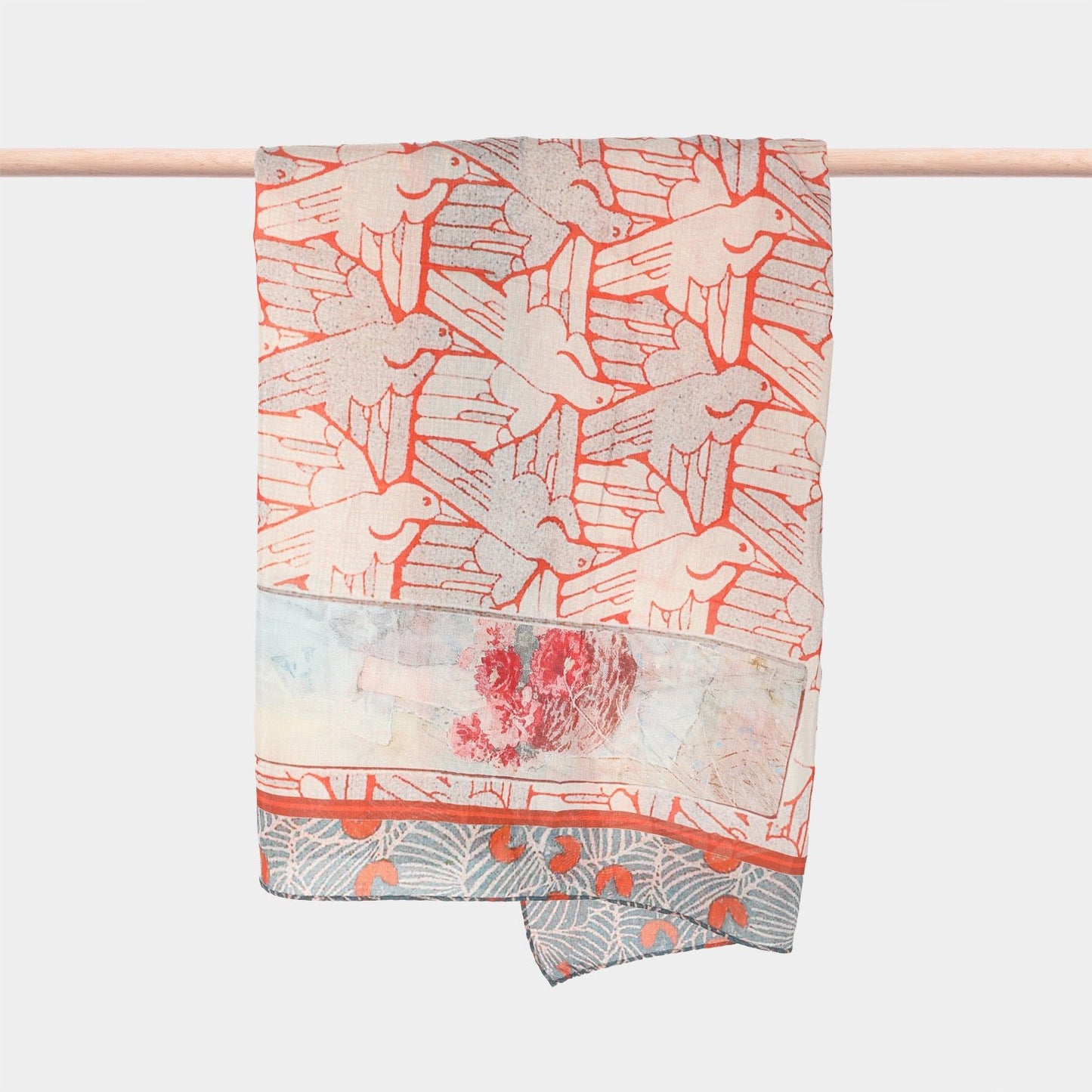 Carré en soie L'Envol des Colombes - In the frame